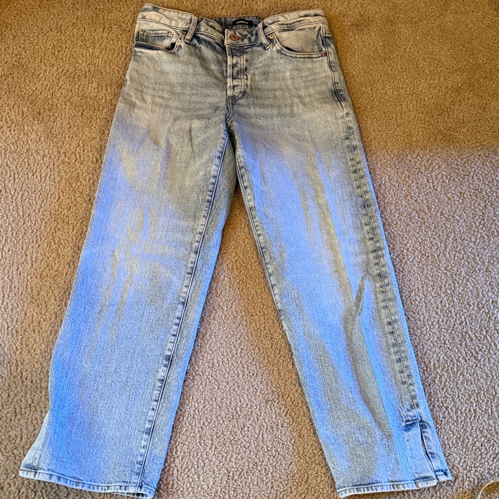 Women’s Express Light Blue Relaxed Straight leg jeans. Size 4S